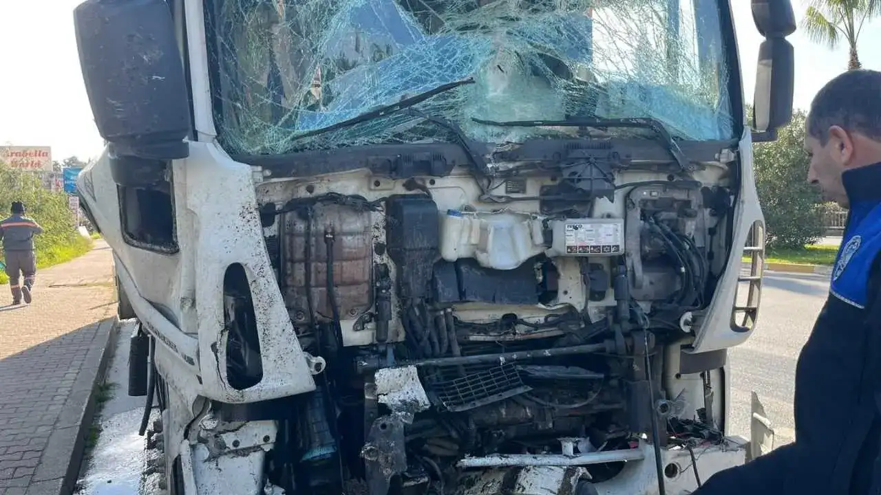 Alanya’da Çöp Kamyonu Çarpışma Sonrası Takla Atarak Devrildi 8